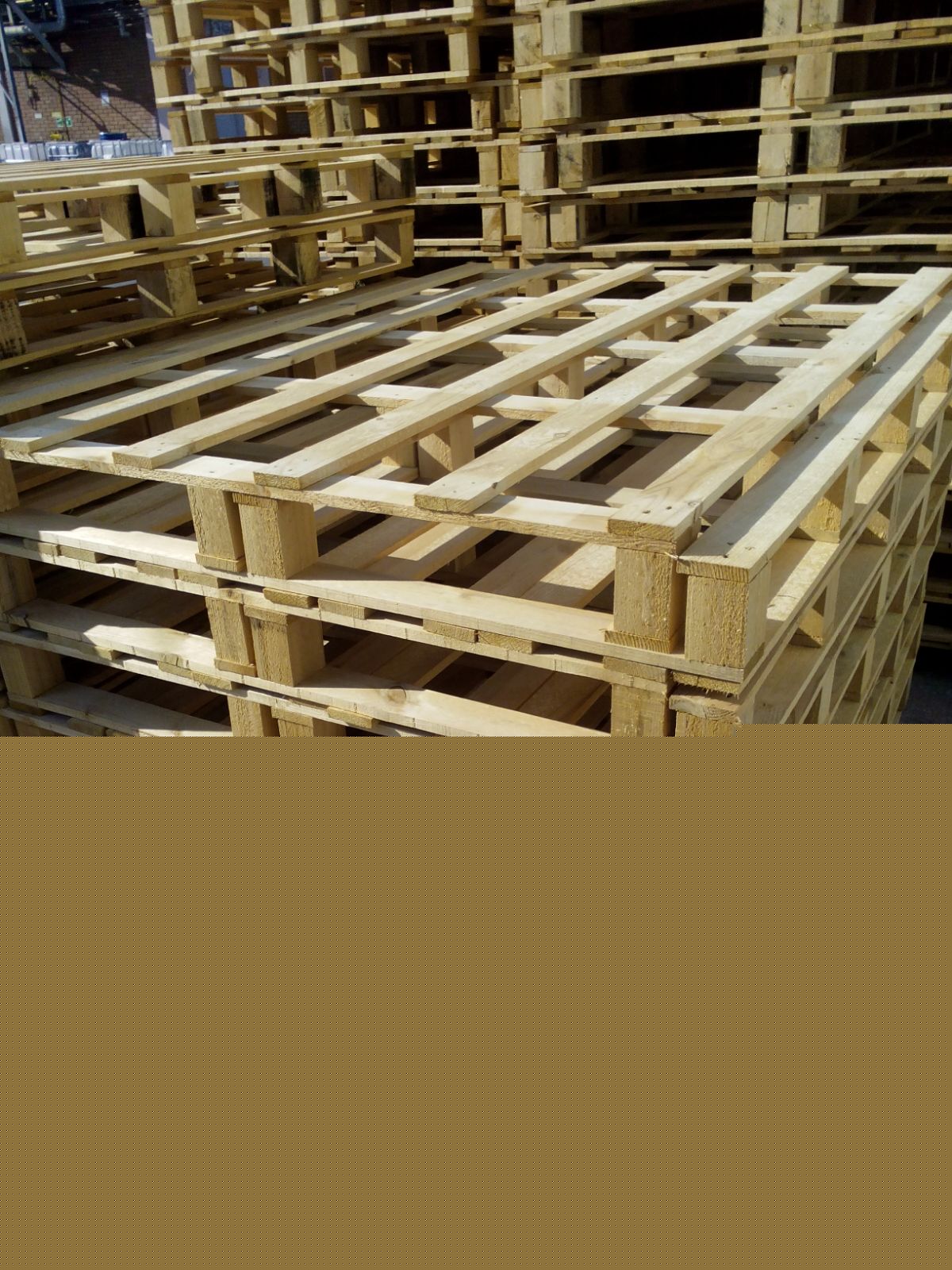 Palets de madera apilados listos para entrega